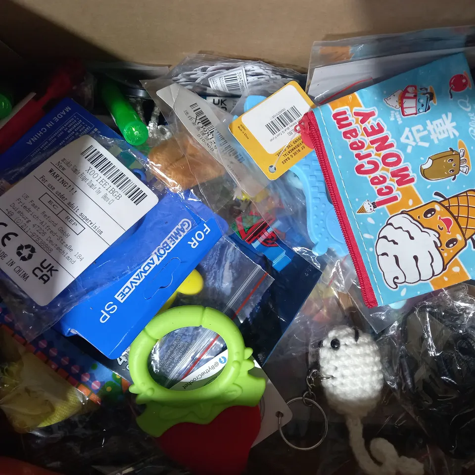 BOX OF APPROXIMATELY 20 ASSORTED TOYS AND GAMES TO INCLUDE BESTO 8 INCH GLOW STICKS, DESIGNER PREMIUM ARTIST BRUSHES, BUTTER SLIME, ETC