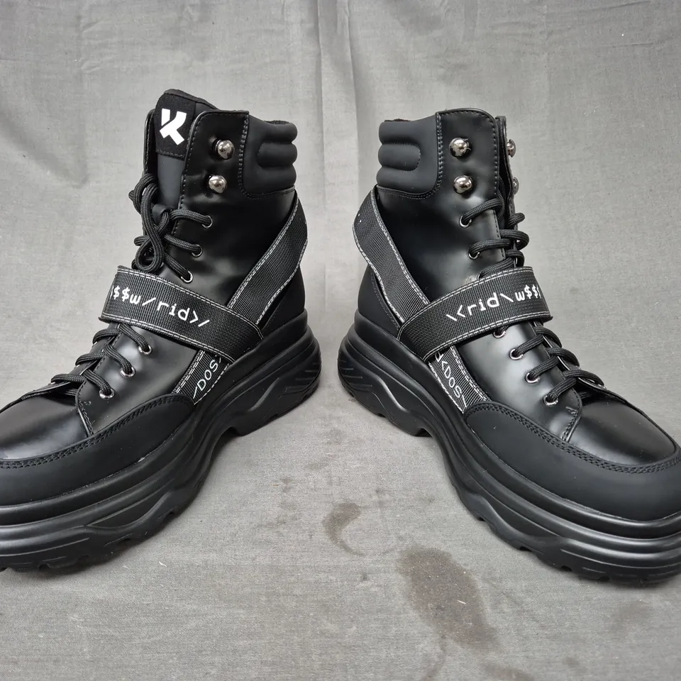 BOXED PAIR OF KOI CYPHER MEN'S BLACK TRAIL BOOTS UK SIZE 8