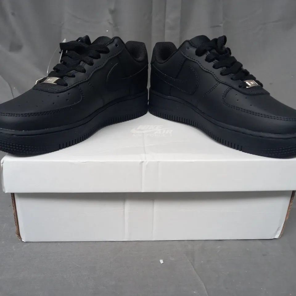 BOXED PAIR OF NIKE AIR FORCE 1 '07 SHOES IN BLACK UK SIZE 3