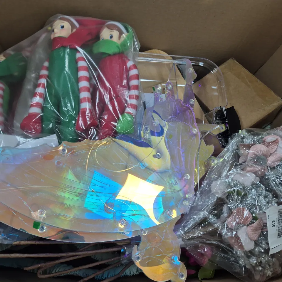 BOX OF APPROXIMATELY 10 ASSORTED HOUSEHOLD ITEMS TO INCLUDE GARDEN HOSE, FESTIVE ELF DECORATIONS, ETC - COLLECTION ONLY
