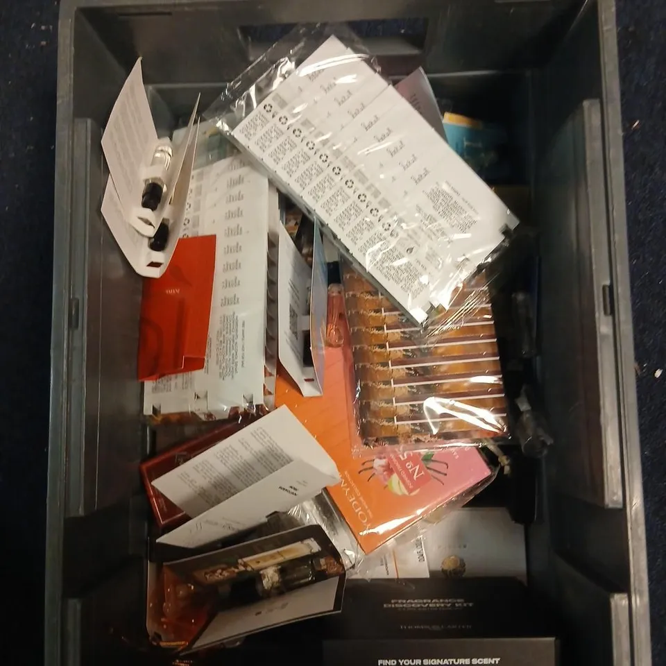 LARGE QUANTITY OF ASSORTED SAMPLE AND TESTER FRAGRANCES