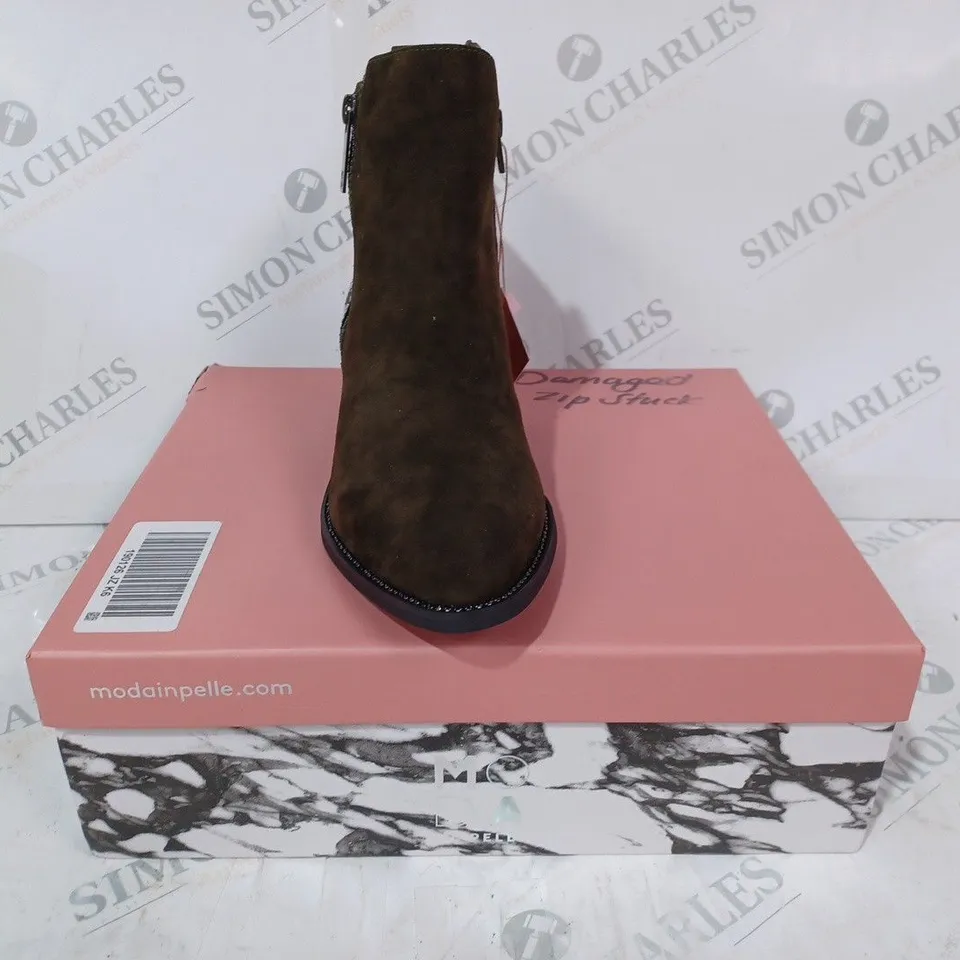 BOXED PAIR OF MODA IN PELLE KATREENA ANKLE BOOTS IN KHAKI SIZE 6