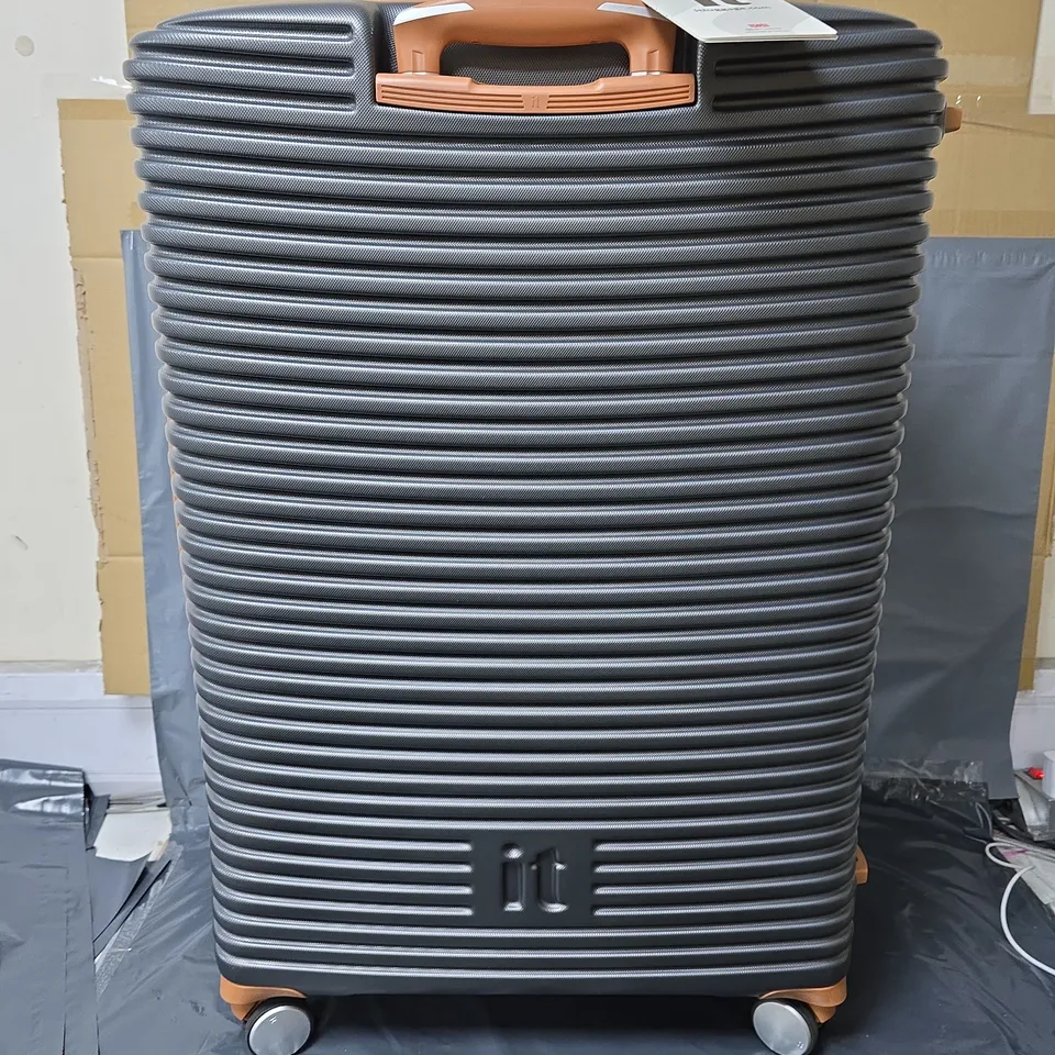 IT LUGGAGE REPLICATING LARGE CHARCOAL EXPANDABLE SUITCASE SET