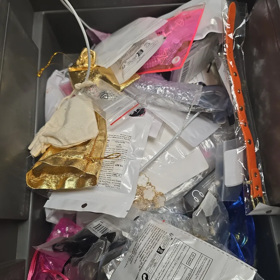 APPROXIMATELY 20 ASSORTED JEWELLERY PRODUCTS TO INCLUDE EARRINGS, NECKLACES, BRACELETS ETC 