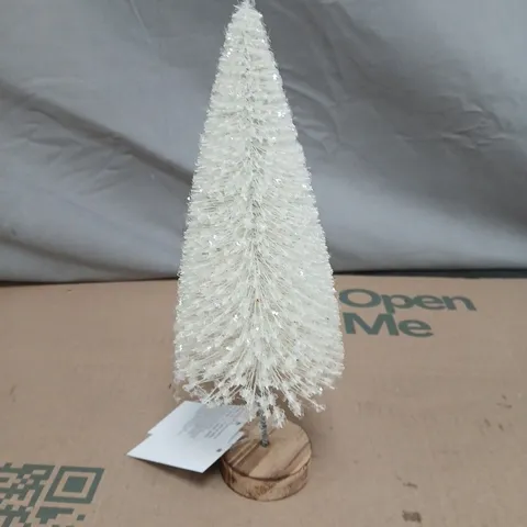 BOX OF APPROXIMATELY 70 GISELA GRAHAM WHITE CHRISTMAS TREE ORNAMENTS