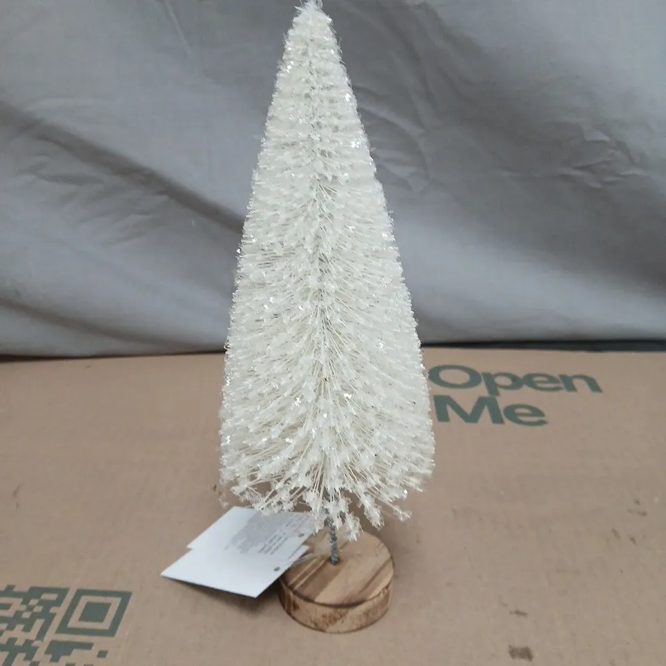 BOX OF APPROXIMATELY 70 GISELA GRAHAM WHITE CHRISTMAS TREE ORNAMENTS