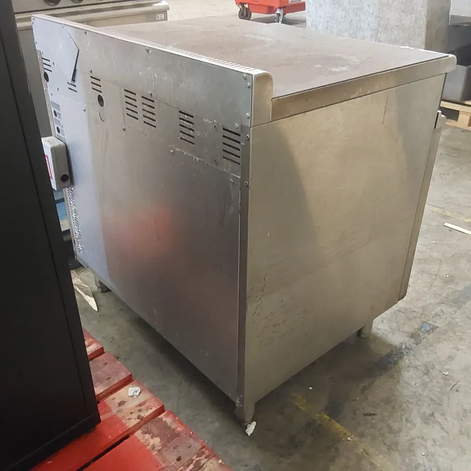 MOORWOOD MANITOWOC VULCAN ELECTRIC 900 RANGE COOKER WITH HOTPLATE TOP