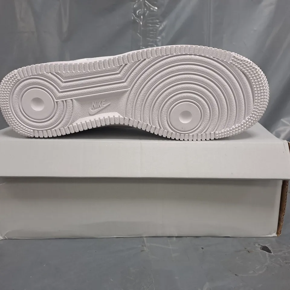 BOXED PAIR OF NIKE AIR FORCE 1 '07 SHOES IN WHITE SIZE UK 8