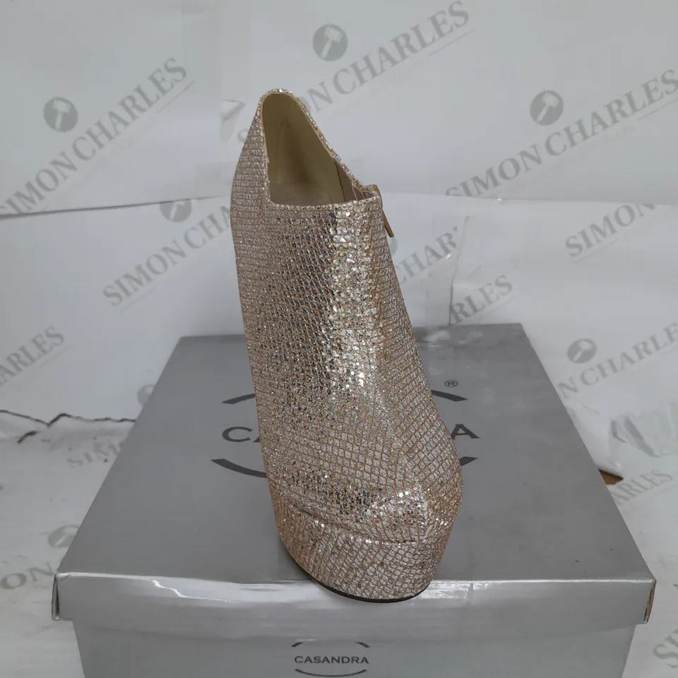 BOXED PAIR OF CASANDRA PLATFORM ANKLE SHOE IN GOLD GLITTER SIZE 5