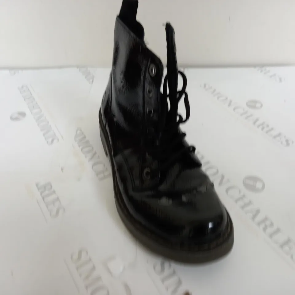 REIKER BLACK LACE UP BOOT SIZE 4