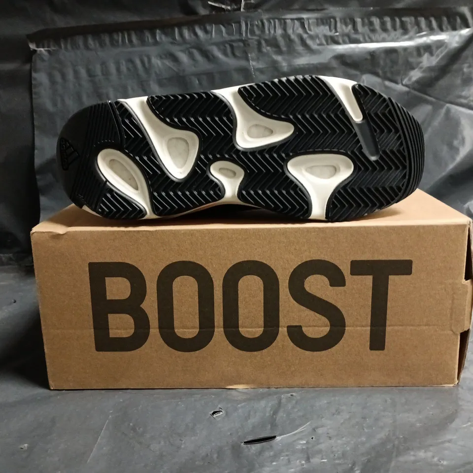 BOXED PAIR OF ADIDAS YEEZY BOOST 700 V1 KIDS TRAINERS IN GREY/MULTI SIZE UK 2.5