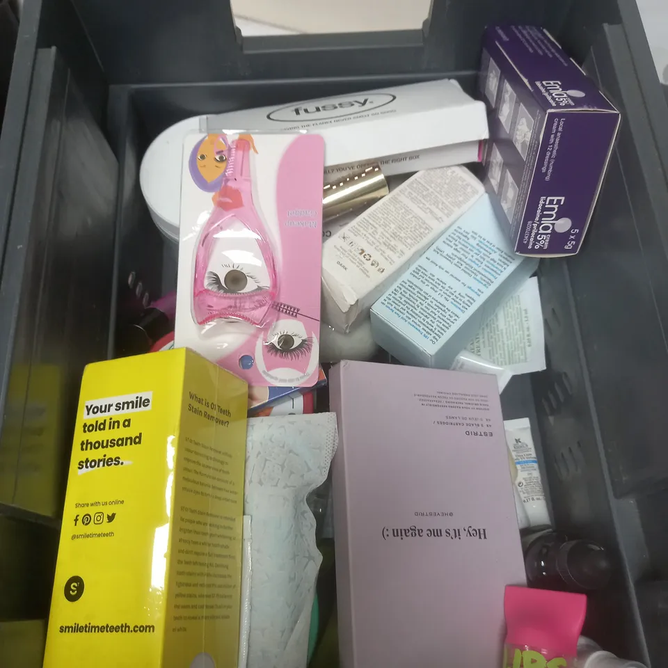 APPROXIMATELY 20 ASSORTED COSMETIC PRODUCTS. TO INCLUDE CERAVE RETINOL SERUM, GILLETTE INTIMATE SHAVE CREAM AND DOVE ROLL ON