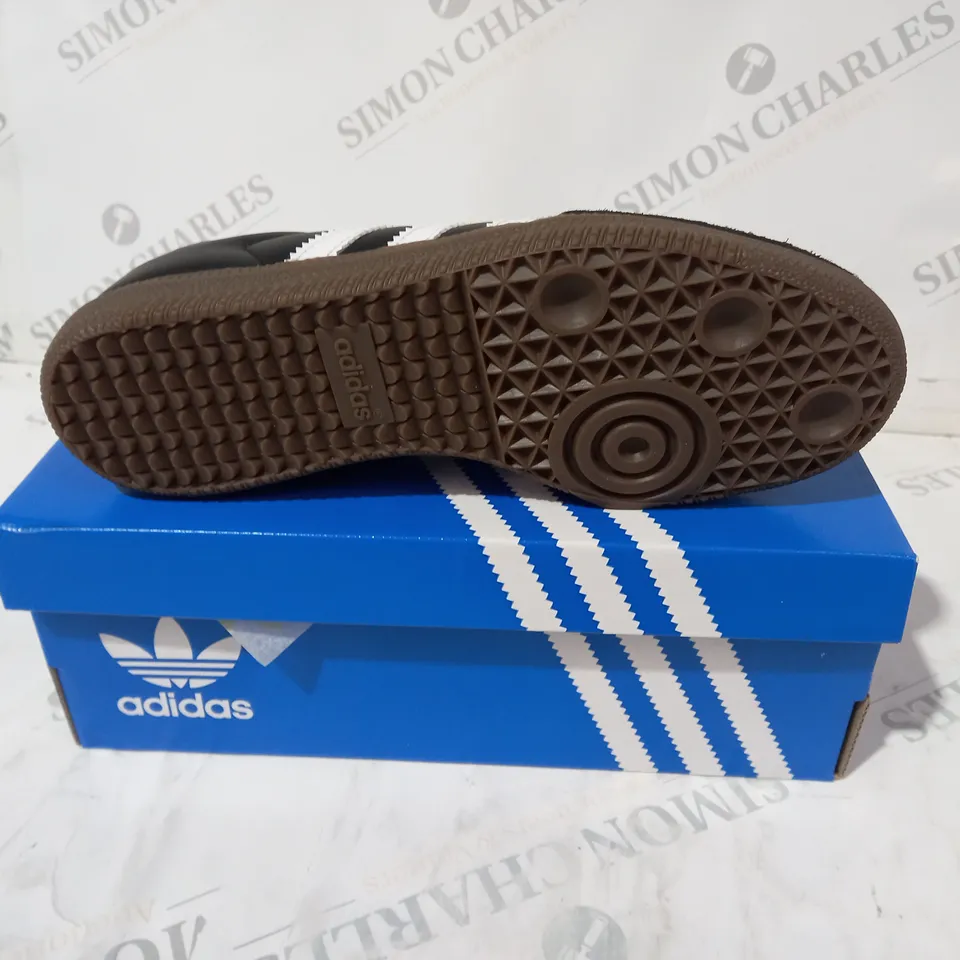 ADIDAS SAMBA BLAC AND WHITE SIZE 4