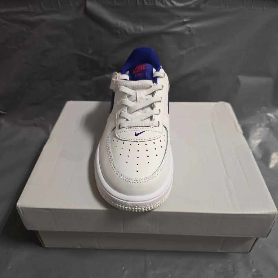BOXED PAIR OF KIDS NIKE FORCE 1 LOW EASYON TRAINERS - UK SIZE 13