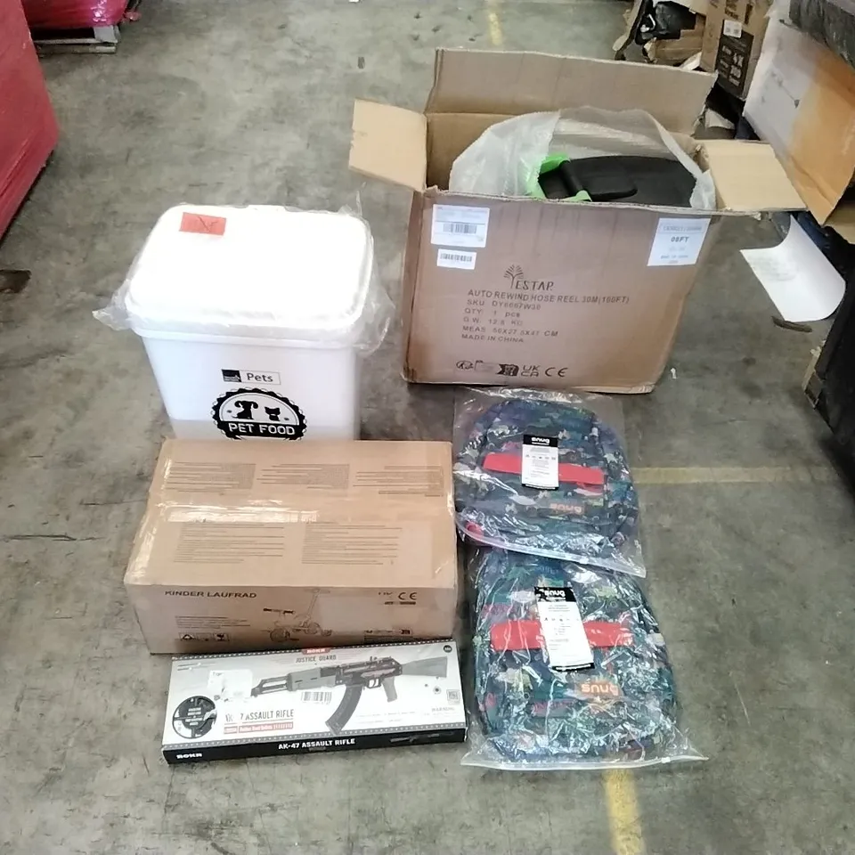 PALLET OF ASSORTED ITEMS TO INCLUDE: KIDS TRIKE. AUTO REWIND HOSE REEL, PET FOOD CONTAINERS, BACKPACKS, TOYS ECT