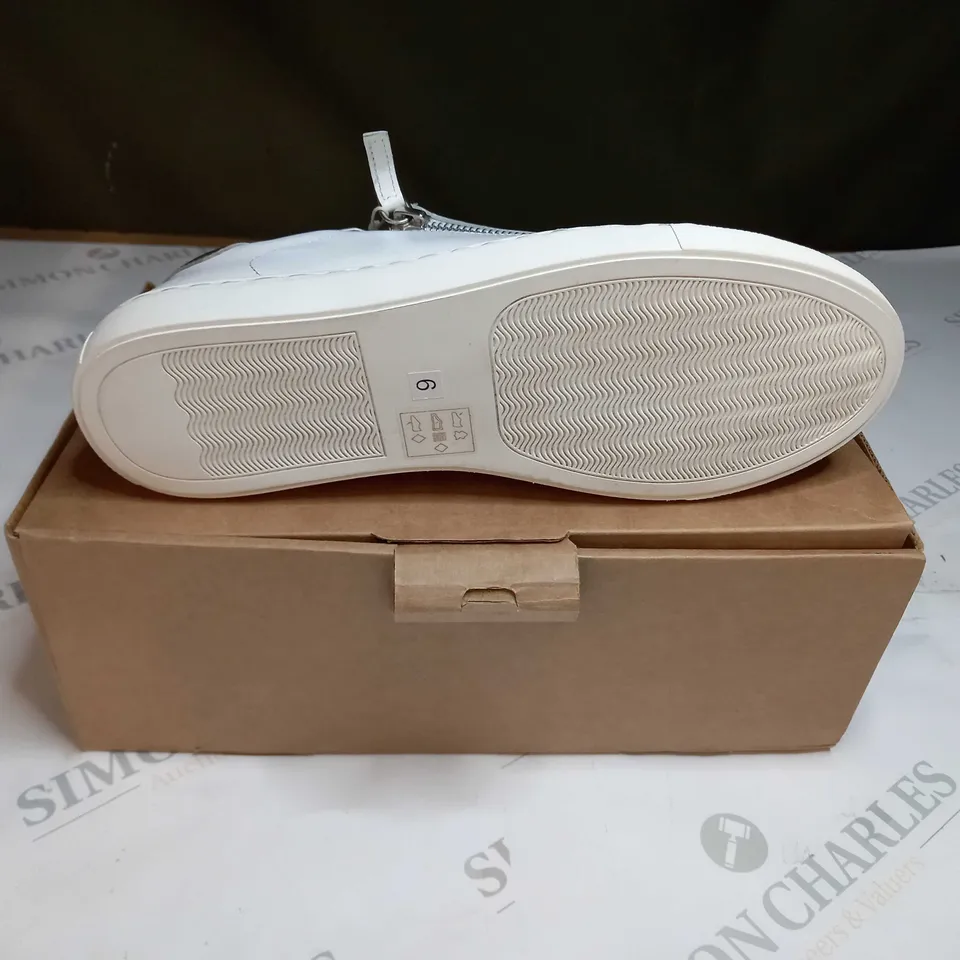 BOXED PAIR OF MAISON DE NIMES LEATHER ZIP SIDE TRAINERS IN WHITE - SIZE 6