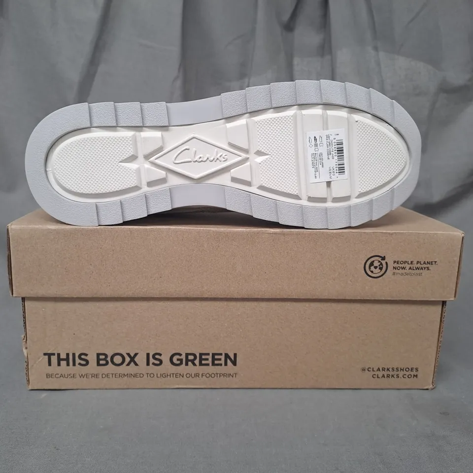 BOXED PAIR OF CLARKS DASHLITE JAZZ SHOES IN GREY/METALLIC SILVER UK SIZE 6