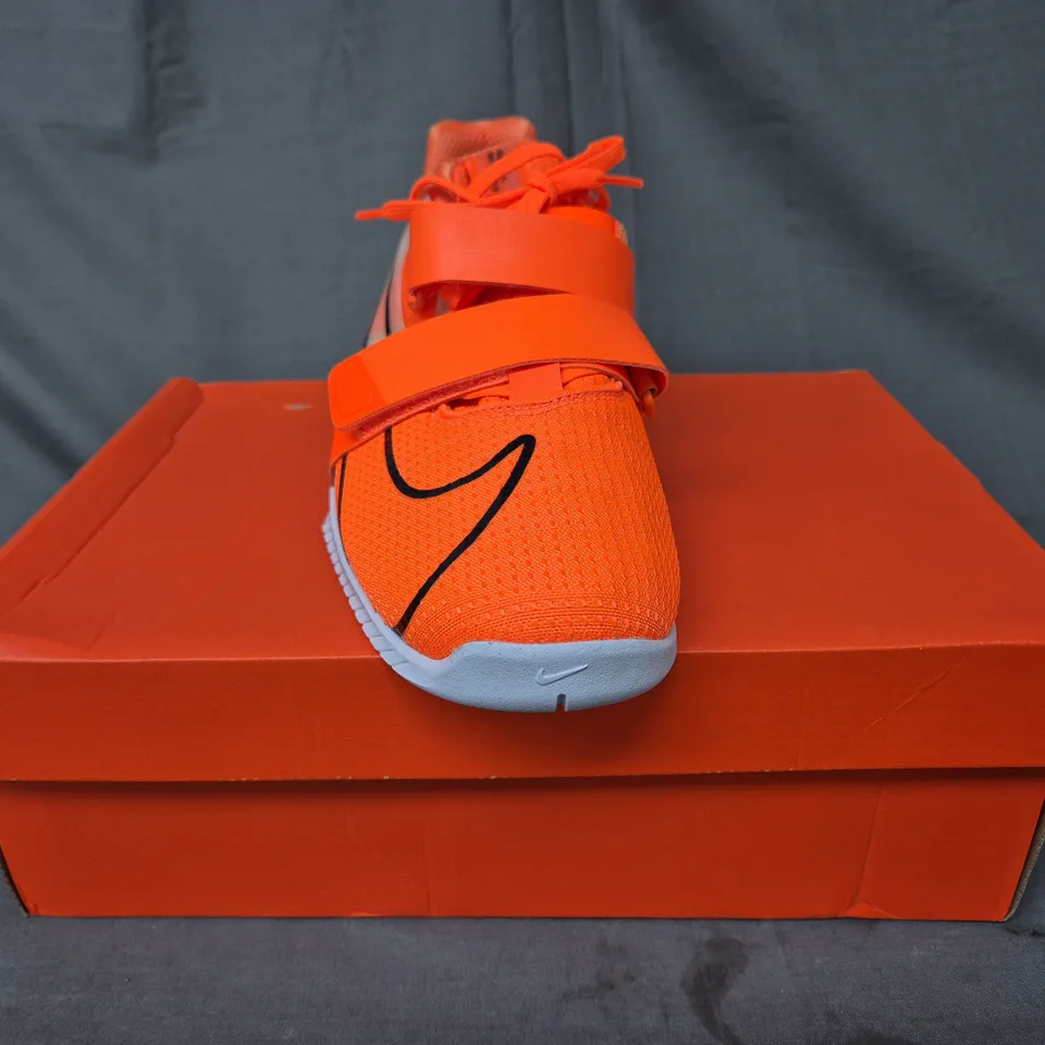 BOXED PAIR OF NIKE ROMALEOS 4 SHOES IN ORANGE UK SIZE 9