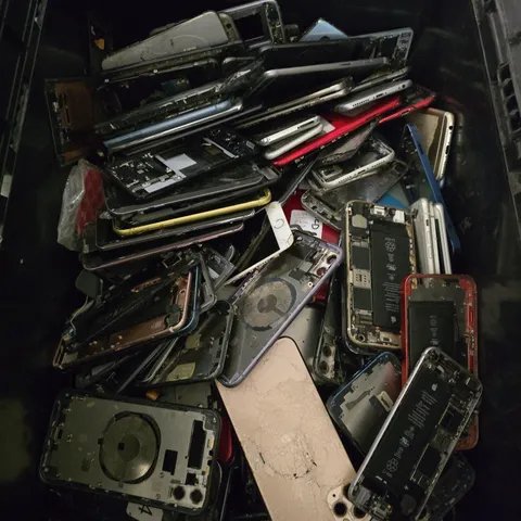LARGE QUANTITY OF ASSORTED PHONE PARTS - BROKEN/DAMAGED - COLLECTION ONLY 