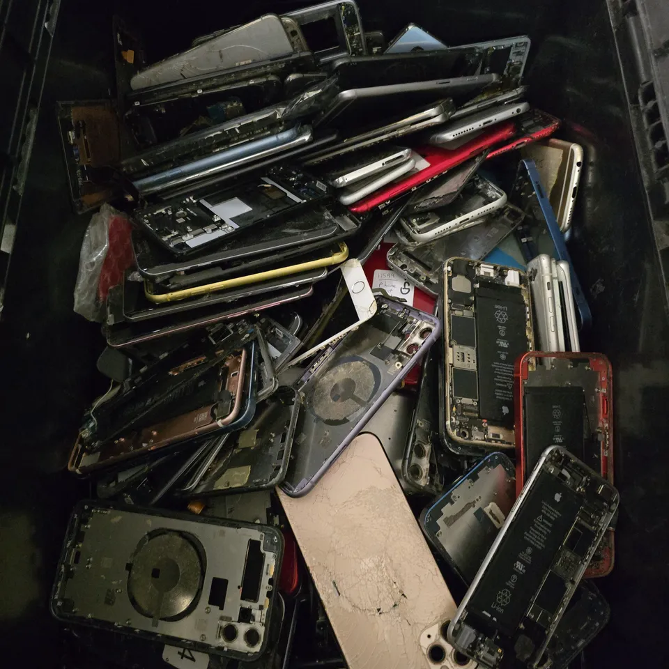 LARGE QUANTITY OF ASSORTED PHONE PARTS - BROKEN/DAMAGED - COLLECTION ONLY 