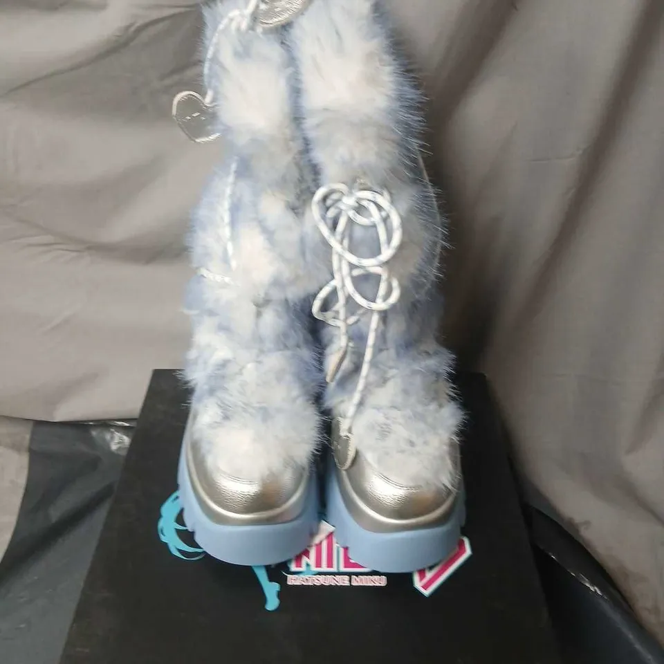 KOI X HATSUNE MIKU SNOW MIKU FLUFFY MONSTER LONG BOOTS – WHITE/BLUE, UK 5