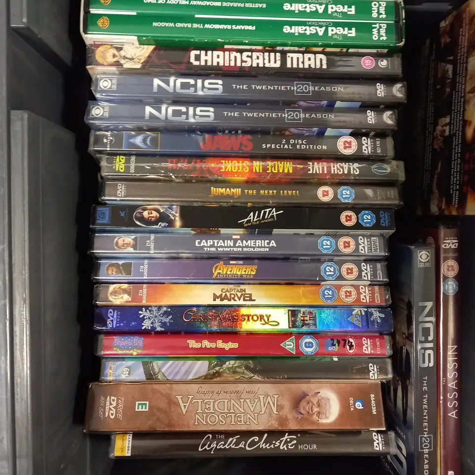 APPROXIMATELY 25 ASSORTED DVD FILMS/BOX SETS TO INCLUDE CHICKEN RUN, OPPENHEIMER, BACK TO THE FUTURE ETC 