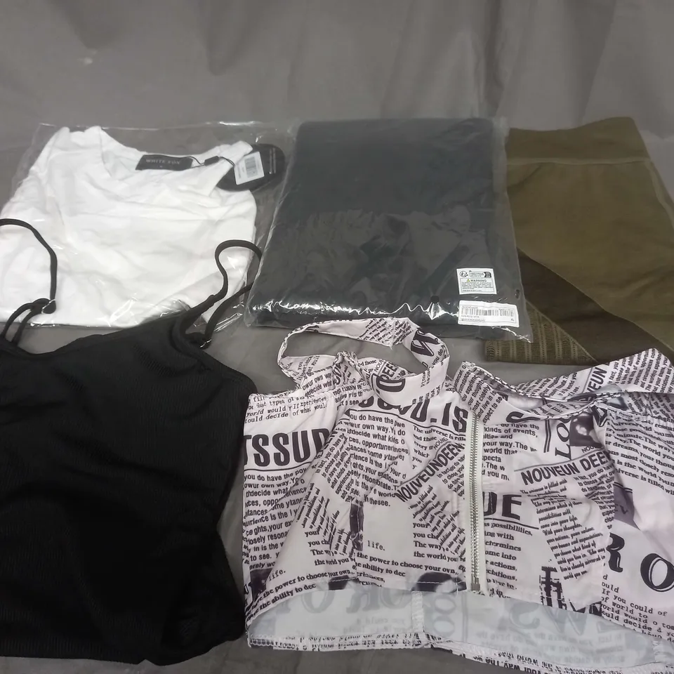 BOX OF APPROXIMATELY 25 ASSORTED CLOTHING ITEMS TO INCLUDE - T-SHIRT , BRA , LEGGING ETC