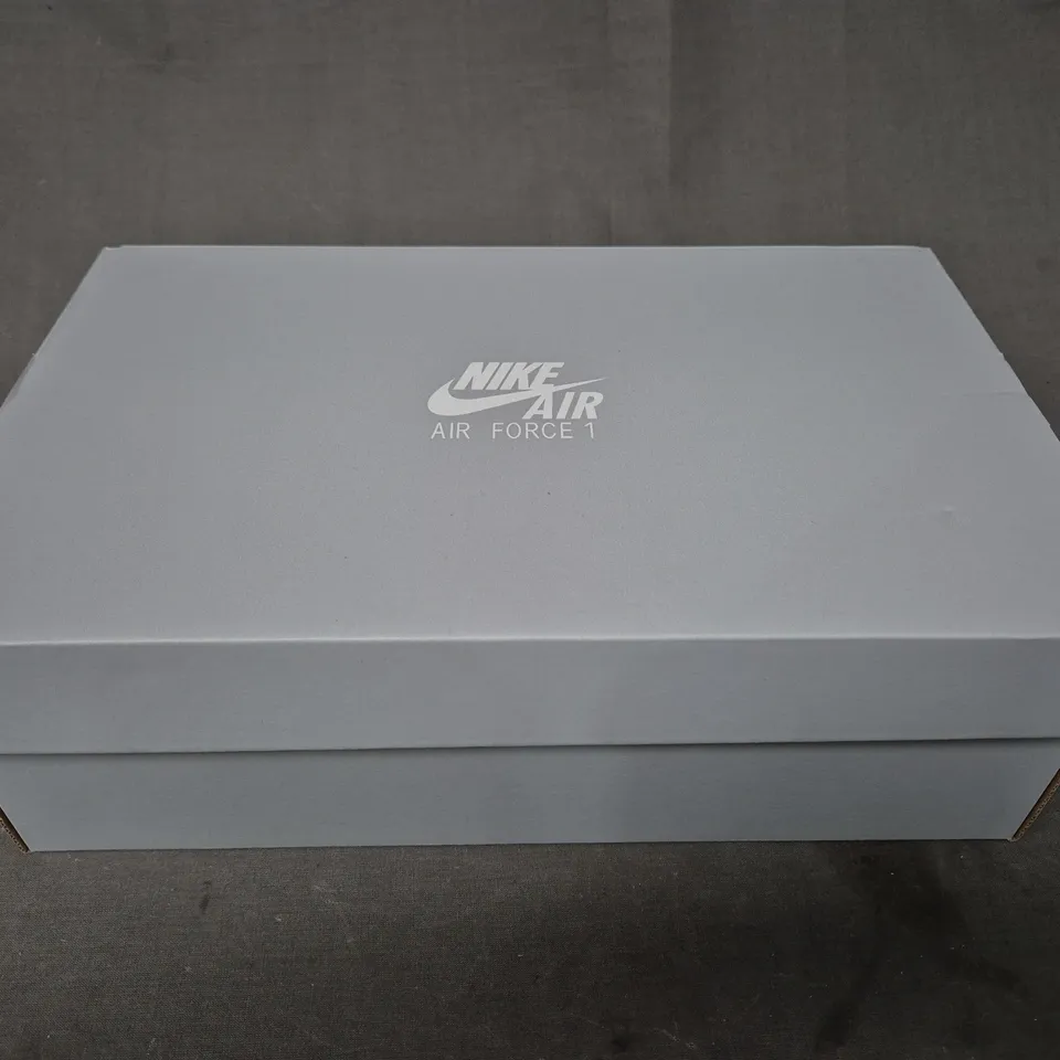 BOXED PAIR OF NIKE WOMEN'S AIR FORCE 1 '07 ESS SHOES IN WHITE/METALLIC SILVER UK SIZE 5.5