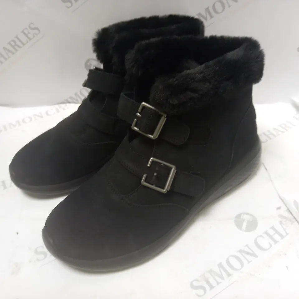 BLACK FLUFFY WINTER BOOTS - SIZE 6