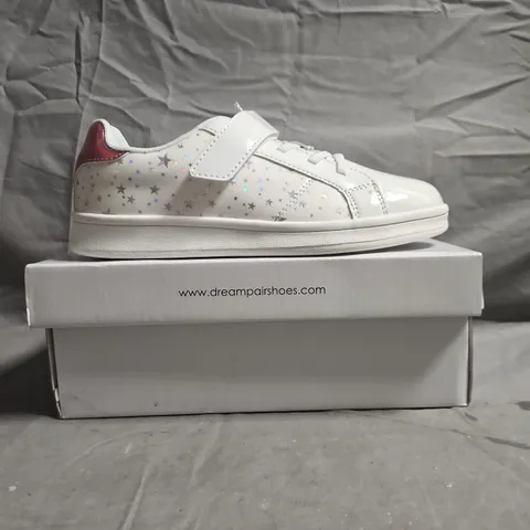 BOXED PAIR OF DREAM PAIRS SHOES IN WHITE/PRISMATIC PINK W. STARS SIZE UK 3 (US 4)