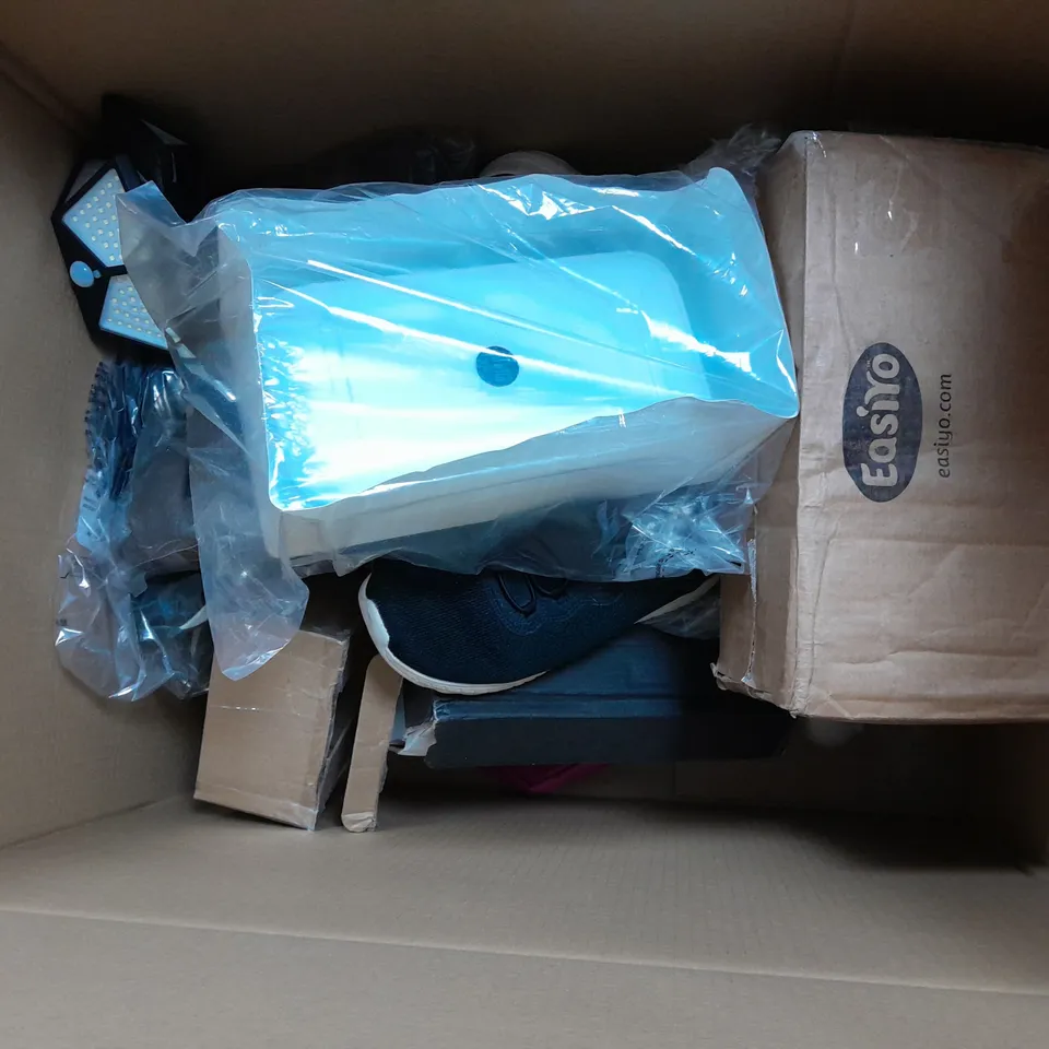 BOX OF APPROXIMATELY 10 ASSORTED ITEMS TO INCLUDE - ADESSO SANDALS , MODA SANDALS ETC