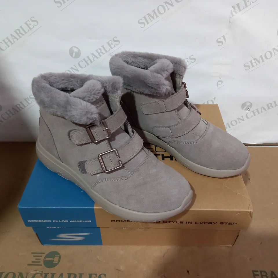 BOXED PAIR OF SKECHERS BOOTS - SIZE 6.5