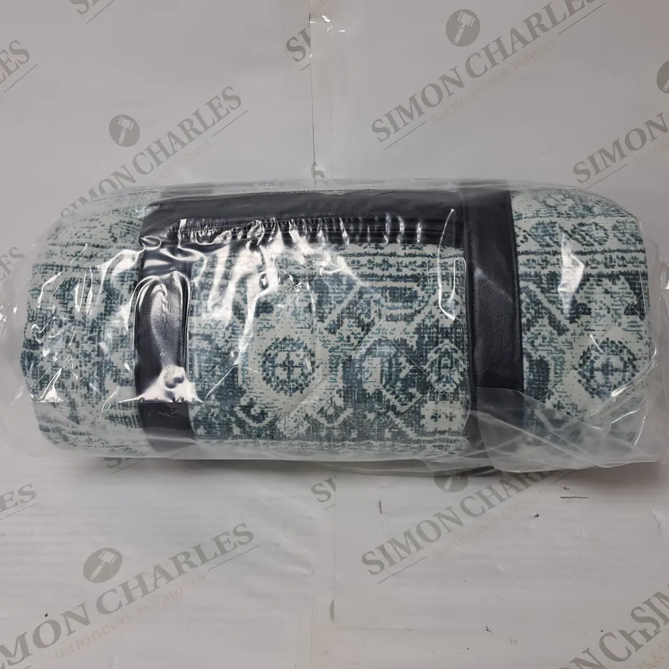 BOXED OUTLET ALISON CORK INDOOR/OUTDOOR OVAL CHINOISERIE RUG BLUE/WHITE // SIZE: APPROX 100 X 160cm
