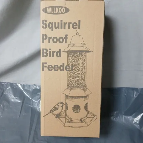 SQUIRREL-PROOF BIRD FEEDER