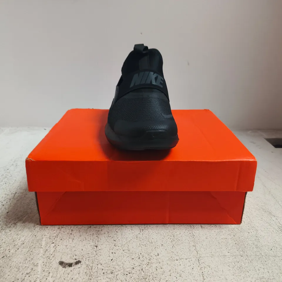 BOXED PAIR OF NIKE FLEX RUNNER 4 TRAINERS IN BLACK SIZE UK 3