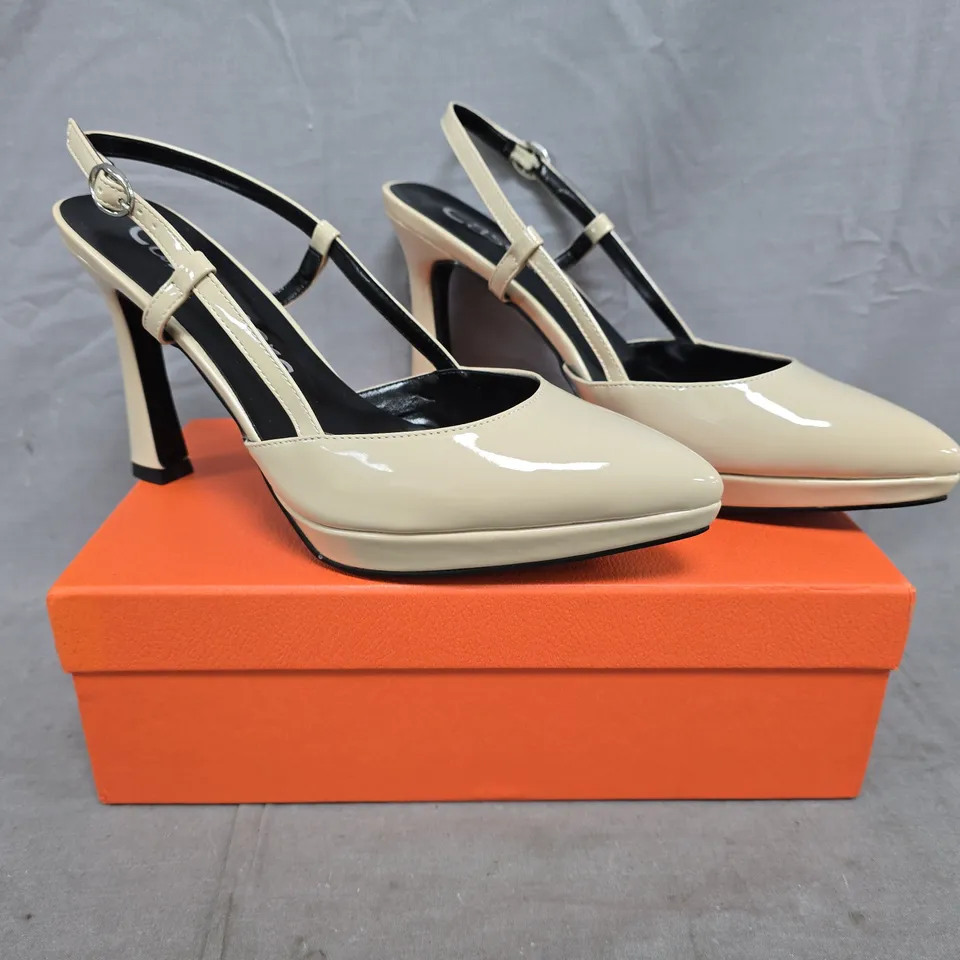 BOXED PAIR OF CASTAMERE POINTED TOE SLINGBACK SANDALS IN BEIGE SIZE 39
