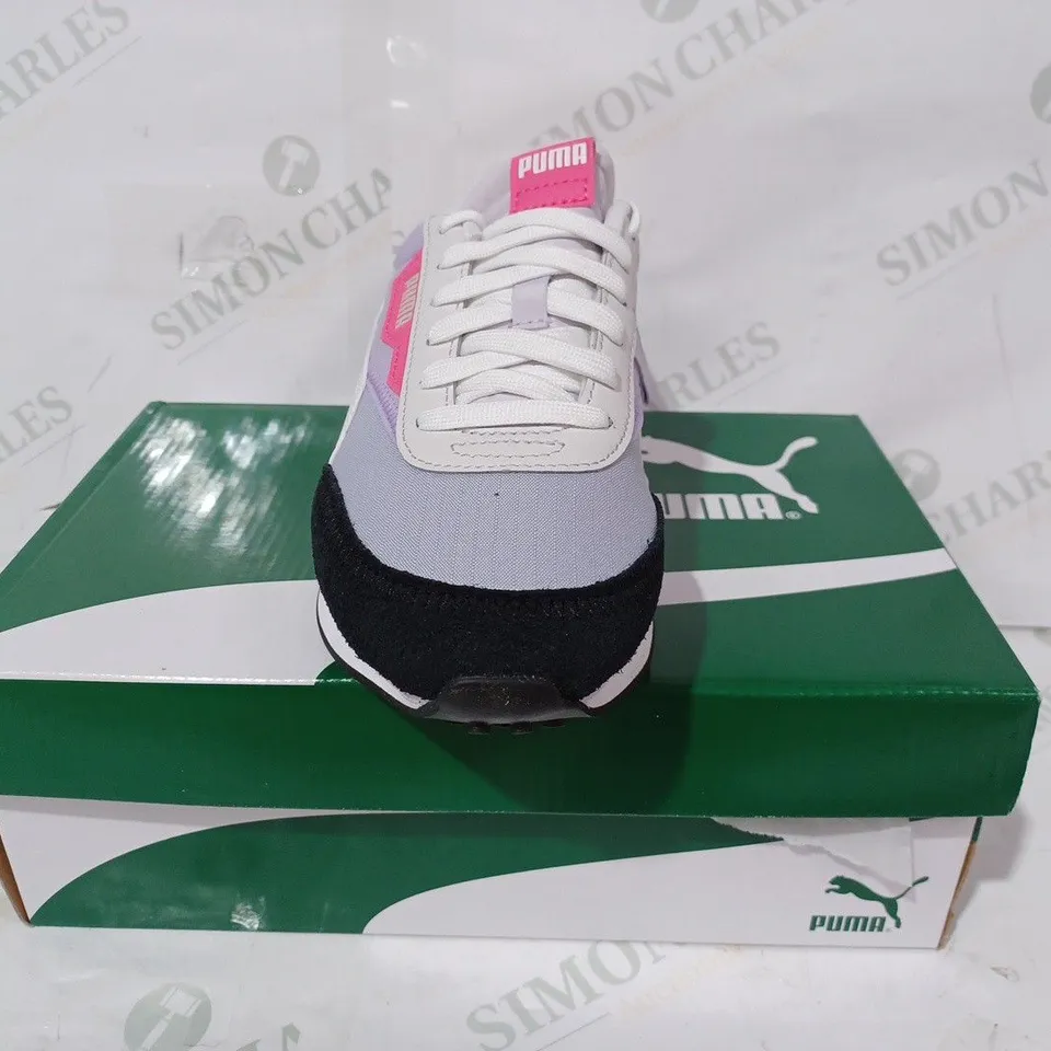 BOXED PAIR OF PUMA FUTURE RIDER PLAY ON TRAINERS IN VIOLET/PINK/WHITE UK SIZE 5