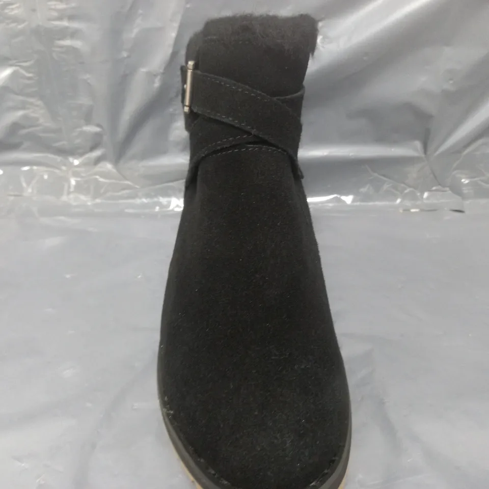 PAIR OF EMU AUSTRALIA SUEDE BOOTS IN BLACK SIZE 5