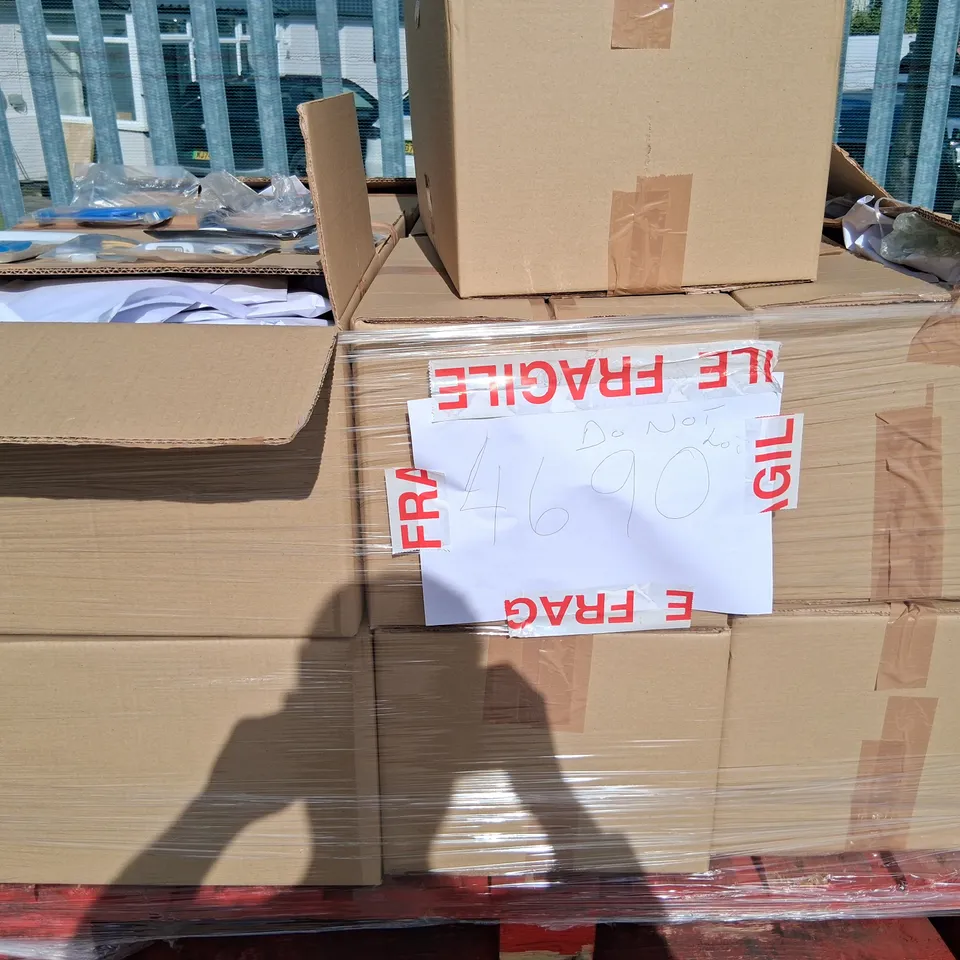 PALLET OF ASSORTED ADAPTERS AND ACCESSORIES TO INCLUDE; USB TO VGA, DISPLAY PORT AND USB TO USB