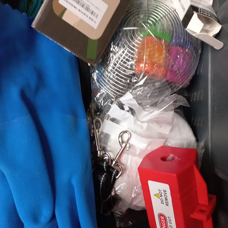 APPROXIMATELY 15 ASSORTED HOUSEHOLD PRODUCTS TO INCLUDE A PERSONALISED YETI TUMBLER, SMALL MUFFIN TRAYS AND COLLEY LUXURY CARPET FRESHENER