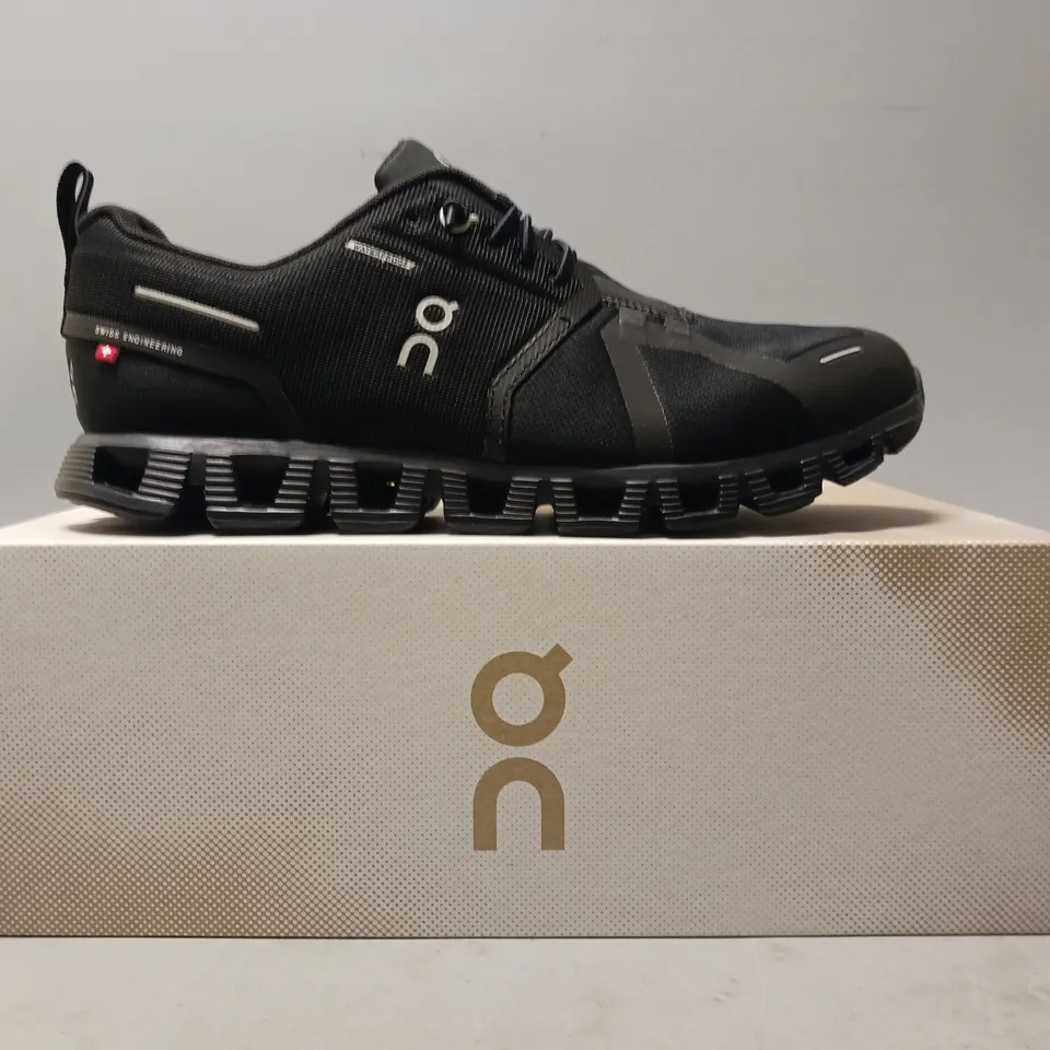 BOXED PAIR OF ON CLOUD 5 WATERPROOF SHOES IN BLACK UK SIZE 7.5