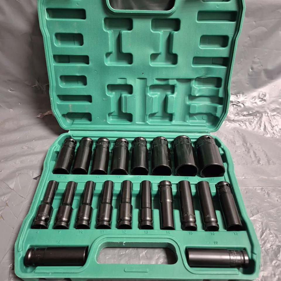 20 PIECE SOCKET SET 