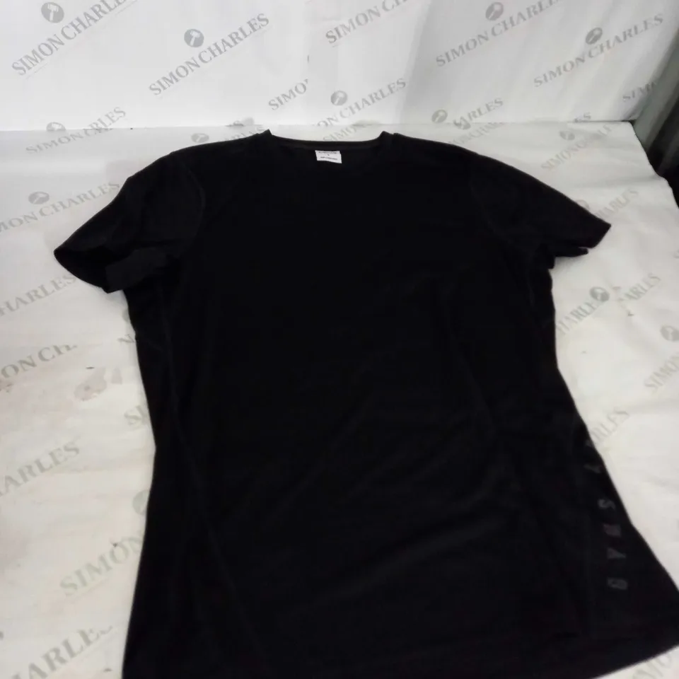 LARGE GYMSHARK BLACK TOP 