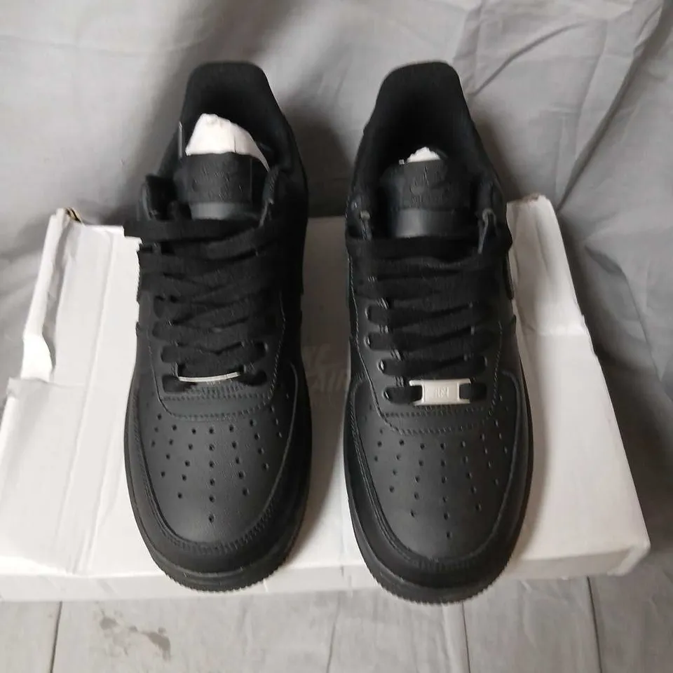 NIKE AIR FORCE 1 '07 ALL BLACK – UK 6.5 SNEAKERS