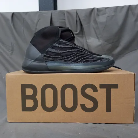 BOXED PAIR OF ADIDAS YEEZY SHOES IN ONYX UK SIZE 9