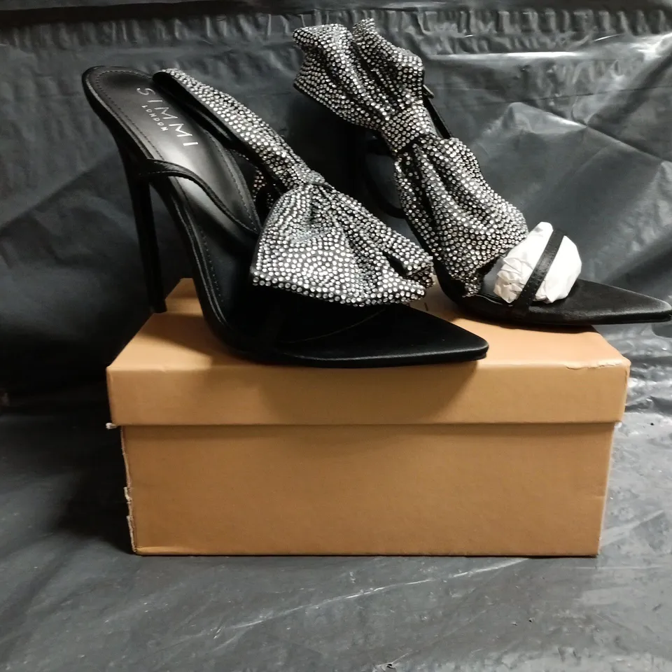 BOXED PAIR OF SIMMI LONDON OPEN TOE STILETTO HEEL SANDALS IN BLACK W. DIAMANTE EFFECT BOW DETAIL SIZE UK 5