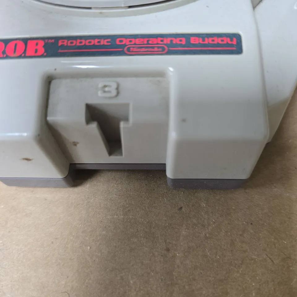 NINTENDO R.O.B. ROBOTIC OPERATING BUDDY (NES)