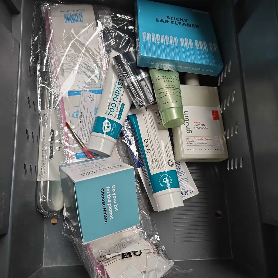 APPROXIMATELY 20 ASSORTED HEALTH & BEAUTY PRODUCTS TO INCLUDE - ONLY CURLS VOLUMISING CURL MOUSSE - LEE STAFFORD CONDITONER - MANSCAPED CROP SOOTHER - ETC