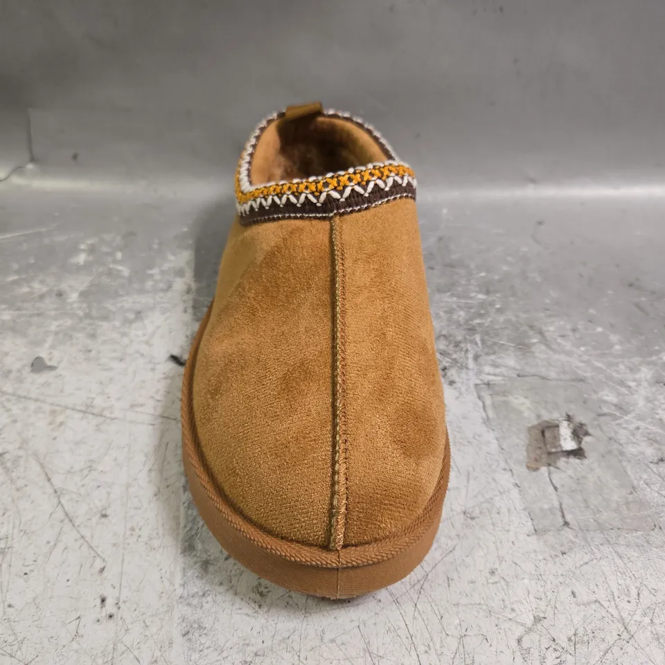 BOXED PAIR OF UNBRANDED SHOES IN TAN SIZE 7