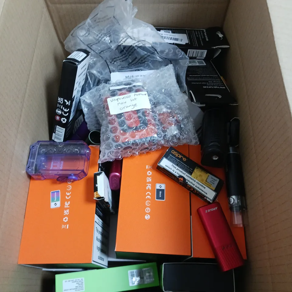 APPROXIMATELY 20 VAPES, E-CIGARETTES & ACCESSORIES TO INCLUDE - VOOPOO DRAG S2 - CALIBURN UWELL - VAPORESSO LUXE X2 - ETC